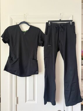 Healing Hands Women’s Scrubs
(details in description)
*can sell separately*